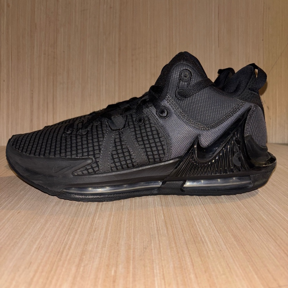 SOLD!!!!!Nike LeBron Witness 7 Black Basketball Shoes